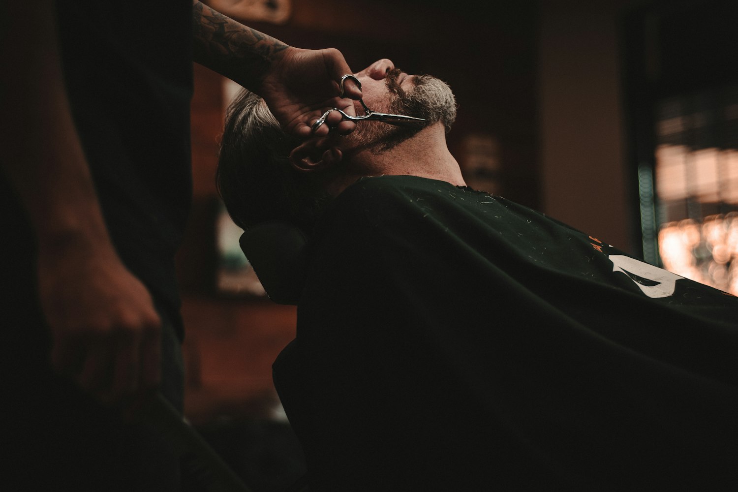 Barbier werkt baard bij met schaar
