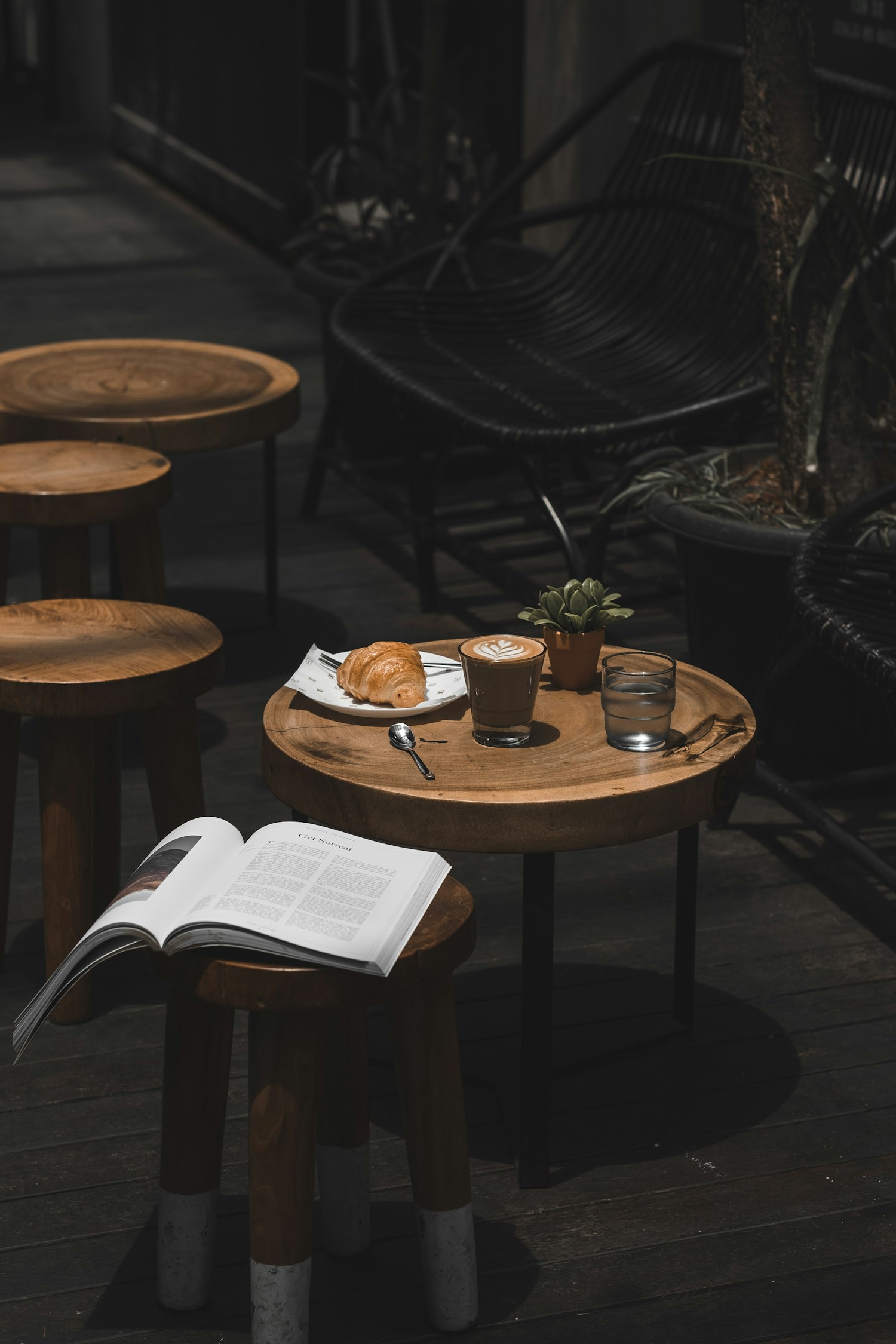 Croissant en koffie op een houten tafeltje