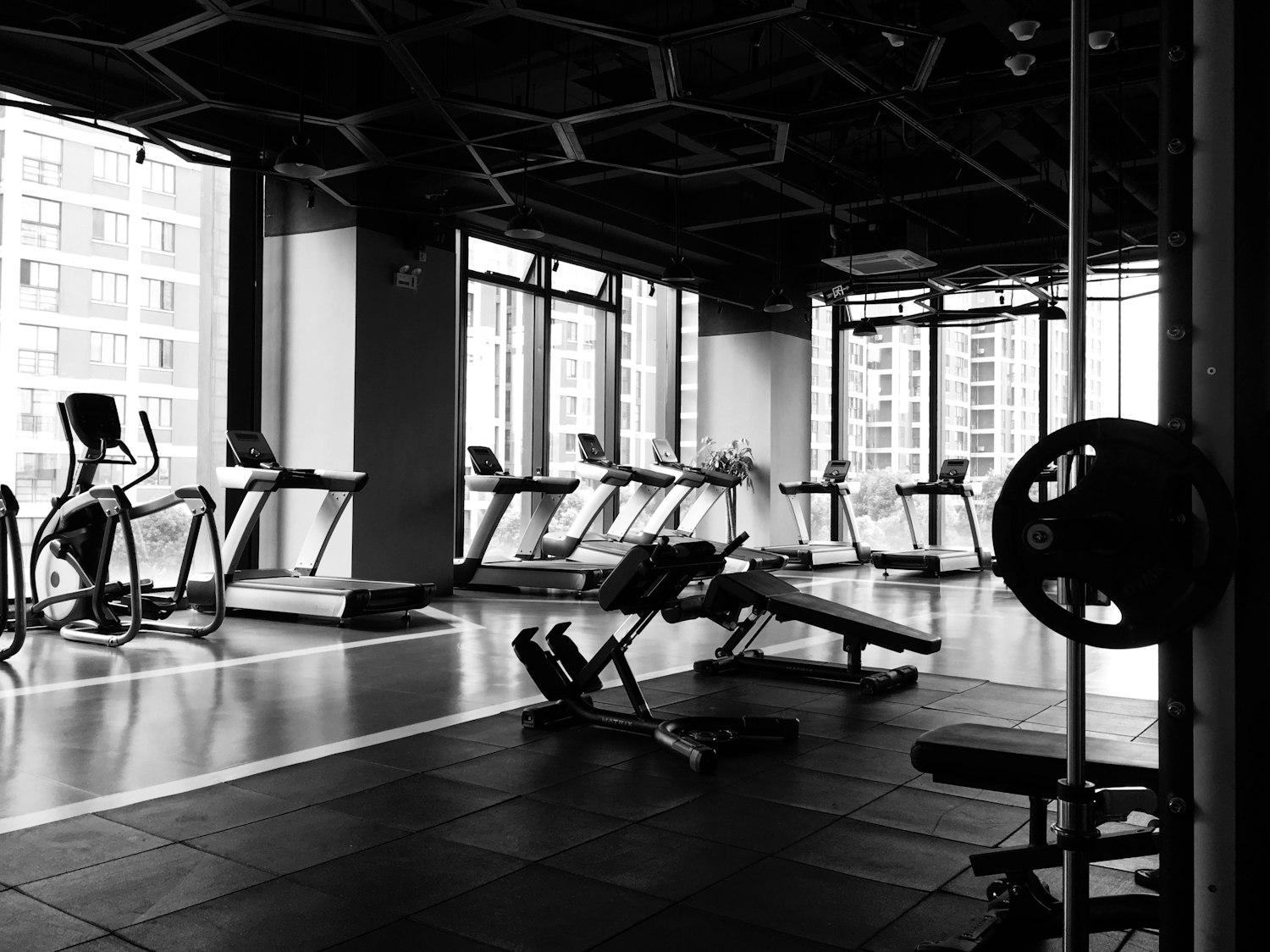 Cardio- en krachttoestellen in de fitnesszaal