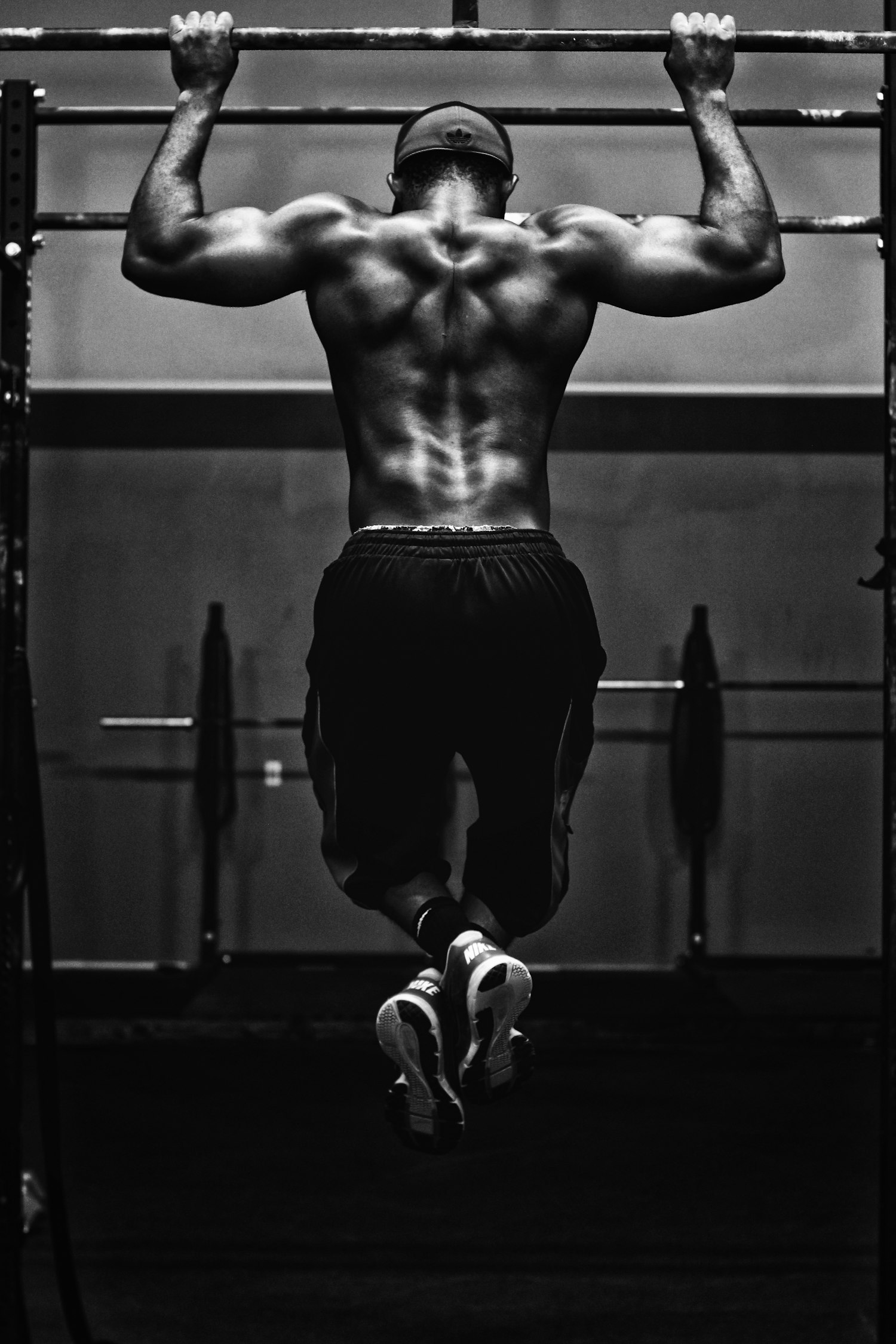 Atleet traint intensief in de fitnessclub