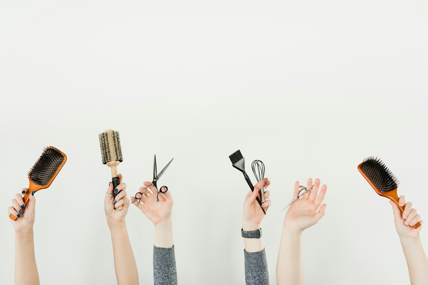 Borstels, schaar en penseel van het salon
