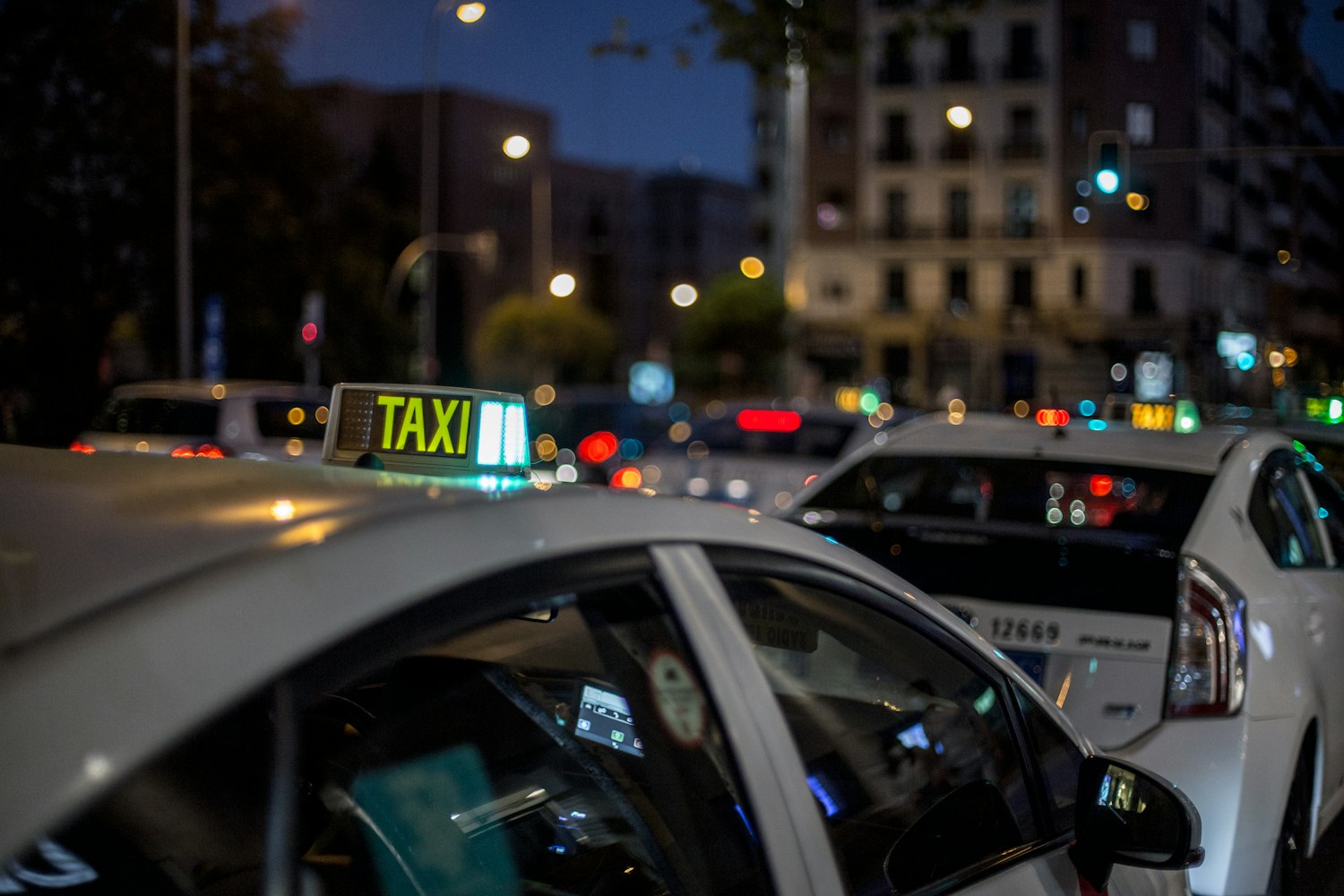 Taxi's van CityCab onderweg in Antwerpen bij nacht