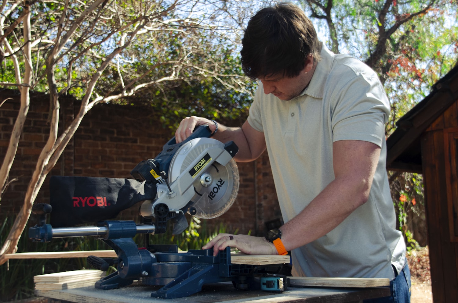 Georganiseerde muur met professioneel gereedschap in het atelier